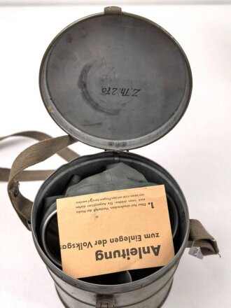 Luftschutz/ Werkschutz, Volksgasmaske 37 in Bereitschaftsbüchse aus Blech. Mit zugehöriger " Anleitung zum Einlegen der Volksgasmaske in die Tragebüchse" für Grubenarbeiter