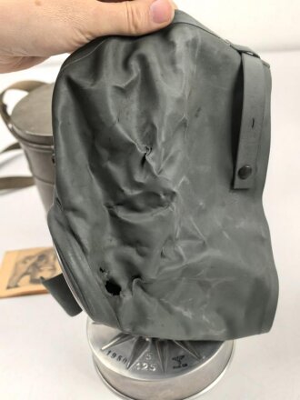 Luftschutz/ Werkschutz, Volksgasmaske 37 in Bereitschaftsbüchse aus Blech. Mit zugehöriger " Anleitung zum Einlegen der Volksgasmaske in die Tragebüchse" für Grubenarbeiter