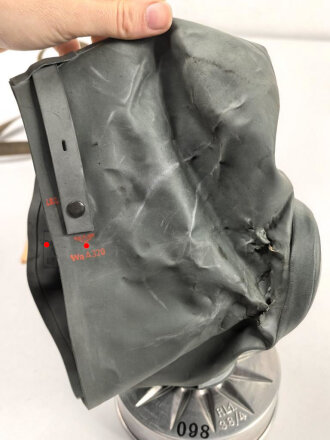 Luftschutz/ Werkschutz, Volksgasmaske 37 in Bereitschaftsbüchse aus Blech. Mit zugehöriger " Anleitung zum Einlegen der Volksgasmaske in die Tragebüchse" für Grubenarbeiter