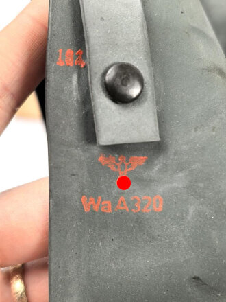 Luftschutz/ Werkschutz, Volksgasmaske 37 in Bereitschaftsbüchse aus Blech. Mit zugehöriger " Anleitung zum Einlegen der Volksgasmaske in die Tragebüchse" für Grubenarbeiter