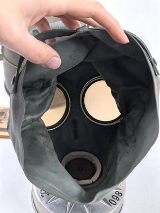 Luftschutz/ Werkschutz, Volksgasmaske 37 in Bereitschaftsbüchse aus Blech. Mit zugehöriger " Anleitung zum Einlegen der Volksgasmaske in die Tragebüchse" für Grubenarbeiter