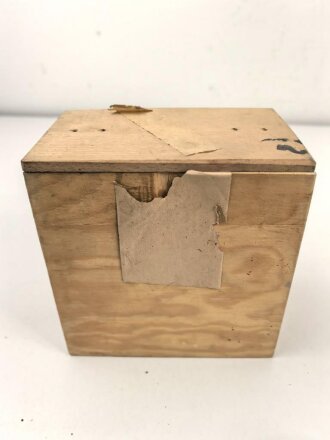 Luftschutz, Volksgasmasle 44 im Holzkasten.