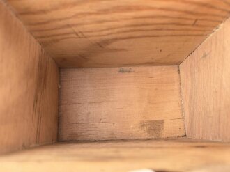 Luftschutz, Volksgasmasle 44 im Holzkasten.