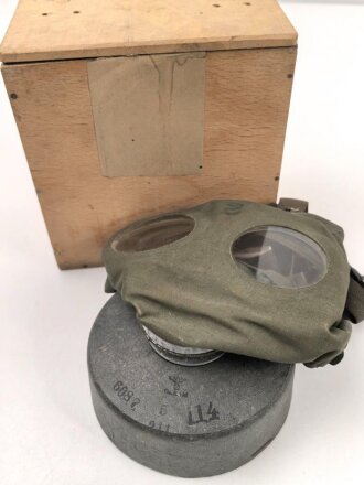 Luftschutz, Volksgasmasle 44 mit dem seltenen Filter aus Pappe. im Holzkasten.