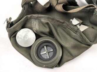 Luftschutz, Volksgasmasle 44 mit dem seltenen Filter aus Pappe. im Holzkasten.