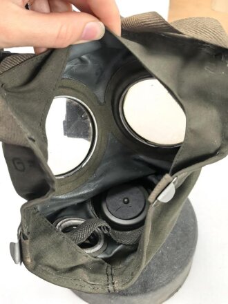 Luftschutz, Volksgasmasle 44 mit dem seltenen Filter aus Pappe. im Holzkasten.