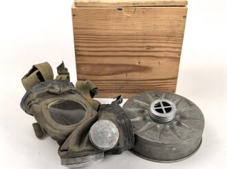 Luftschutz, Volksgasmasle 44 im Holzkasten.