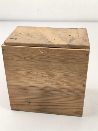 Luftschutz, Volksgasmasle 44 im Holzkasten.