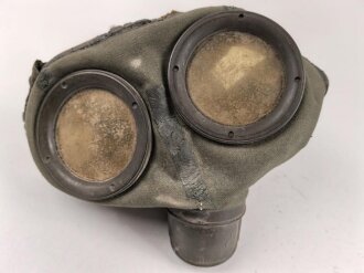 Gasmaske 30 Wehrmacht. Maskenkörper angetrocknet, ungereinigt. Diese frühen Masken wurden während des Krieges dann später für Luftschutzzwecke ausgegeben