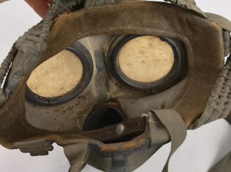 Gasmaske 30 Wehrmacht. Maskenkörper angetrocknet, ungereinigt. Diese frühen Masken wurden während des Krieges dann später für Luftschutzzwecke ausgegeben