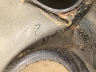 Gasmaske 30 Wehrmacht. Maskenkörper angetrocknet, ungereinigt. Diese frühen Masken wurden während des Krieges dann später für Luftschutzzwecke ausgegeben