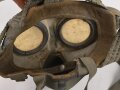 Gasmaske 30 Wehrmacht. Maskenkörper angetrocknet, ungereinigt. Diese frühen Masken wurden während des Krieges dann später für Luftschutzzwecke ausgegeben