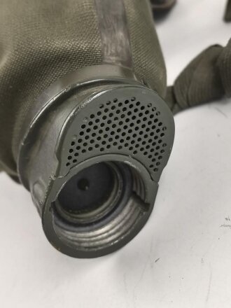 Gasmaske 30 Wehrmacht. Innen datiert 1939, dann später für Luftschutzzwecke verwendet