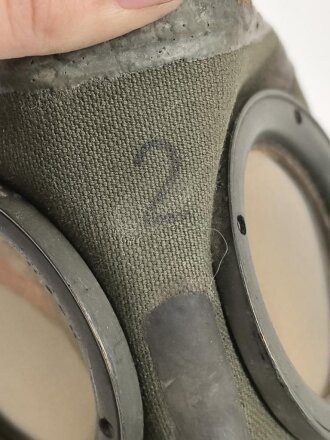 Gasmaske 30 Wehrmacht. Innen datiert 1939, dann später für Luftschutzzwecke verwendet