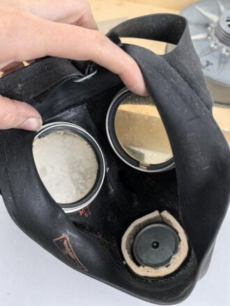 Luftschutz, Volksgasmaske 40 in der originalen Umverpackung, mit Gebrauchsanweisung