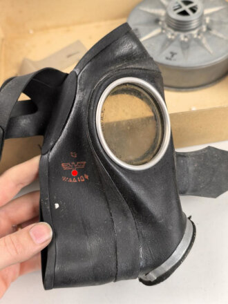 Luftschutz, Volksgasmaske 40 in der originalen Umverpackung, mit Gebrauchsanweisung
