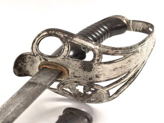 Preußen, Kavalleriedegen KD89. Ungereinigtes Stück mit biedseitiger, schwacher Klingenätzung  von WKC, Klingenlänge 83cm und breite 2,2cm