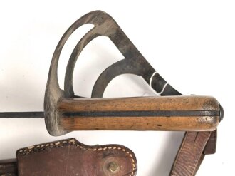 Niederlande, " Klewang" Säbel Modell 1911. Hersteller " Hembrug". Ungereinigtes Stück mit Koppelschuh und dem seltenen Portepee