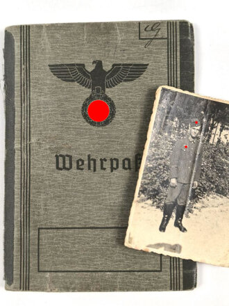 Wehrpaß Heer, eingestellt am 1.4.43 bei Grenadier...