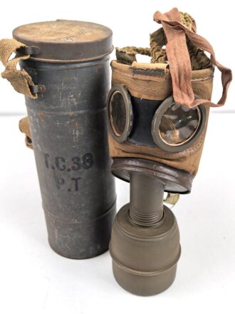 Frankreich 2. Weltkrieg, Gasmaske TC-38 mit Filter in Bereitschaftsbüchse mit Trageriemen, Originallack, ungereinigt