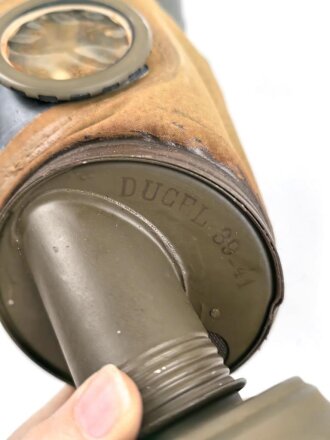 Frankreich 2. Weltkrieg, Gasmaske TC-38 mit Filter in Bereitschaftsbüchse mit Trageriemen, Originallack, ungereinigt