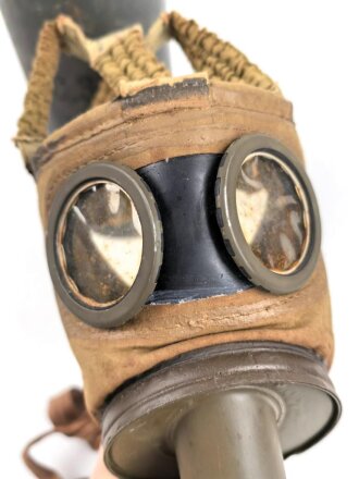 Frankreich 2. Weltkrieg, Gasmaske TC-38 mit Filter in Bereitschaftsbüchse mit Trageriemen, Originallack, ungereinigt