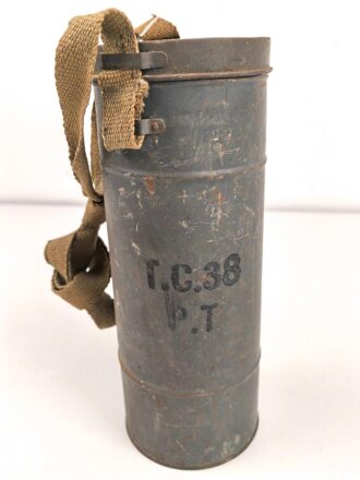 Frankreich 2. Weltkrieg, Gasmaske TC-38 mit Filter in Bereitschaftsbüchse mit Trageriemen, Originallack, ungereinigt