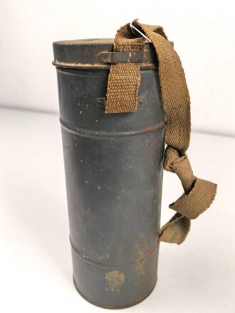 Frankreich 2. Weltkrieg, Gasmaske TC-38 mit Filter in Bereitschaftsbüchse mit Trageriemen, Originallack, ungereinigt