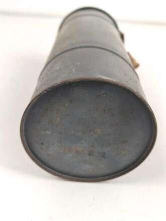 Frankreich 2. Weltkrieg, Gasmaske TC-38 mit Filter in Bereitschaftsbüchse mit Trageriemen, Originallack, ungereinigt