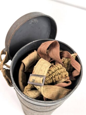 Frankreich 2. Weltkrieg, Gasmaske TC-38 mit Filter in Bereitschaftsbüchse mit Trageriemen, Originallack, ungereinigt