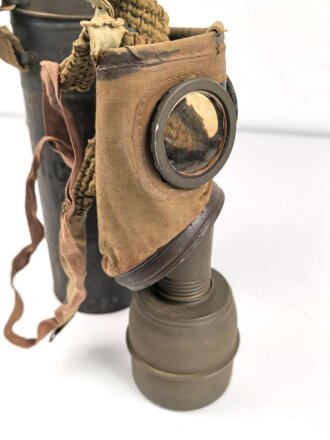 Frankreich 2. Weltkrieg, Gasmaske TC-38 mit Filter in Bereitschaftsbüchse mit Trageriemen, Originallack, ungereinigt