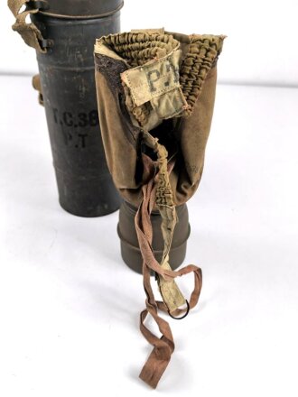 Frankreich 2. Weltkrieg, Gasmaske TC-38 mit Filter in Bereitschaftsbüchse mit Trageriemen, Originallack, ungereinigt