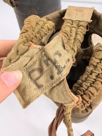 Frankreich 2. Weltkrieg, Gasmaske TC-38 mit Filter in Bereitschaftsbüchse mit Trageriemen, Originallack, ungereinigt