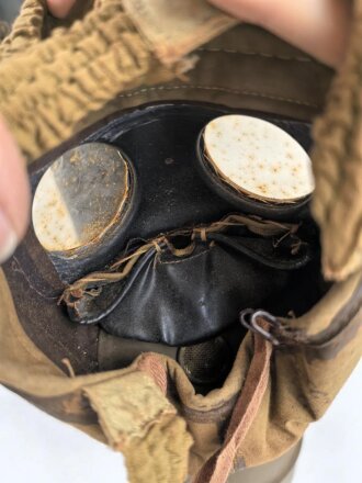 Frankreich 2. Weltkrieg, Gasmaske TC-38 mit Filter in Bereitschaftsbüchse mit Trageriemen, Originallack, ungereinigt
