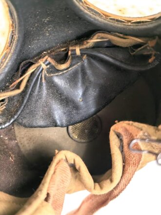 Frankreich 2. Weltkrieg, Gasmaske TC-38 mit Filter in Bereitschaftsbüchse mit Trageriemen, Originallack, ungereinigt