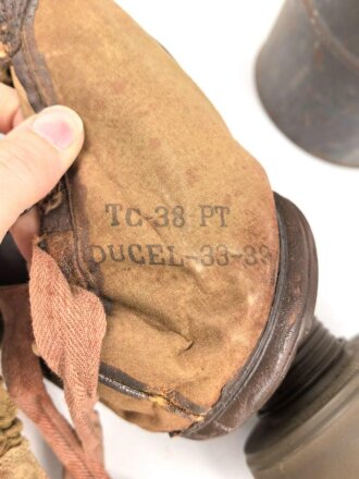 Frankreich 2. Weltkrieg, Gasmaske TC-38 mit Filter in Bereitschaftsbüchse mit Trageriemen, Originallack, ungereinigt