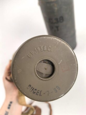 Frankreich 2. Weltkrieg, Gasmaske TC-38 mit Filter in Bereitschaftsbüchse mit Trageriemen, Originallack, ungereinigt