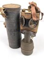 Frankreich 2. Weltkrieg, Gasmaske TC-38 mit Filter in Bereitschaftsbüchse mit Trageriemen, Originallack, ungereinigt