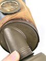 Frankreich 2. Weltkrieg, Gasmaske TC-38 mit Filter in Bereitschaftsbüchse mit Trageriemen, Originallack, ungereinigt
