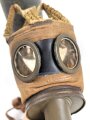 Frankreich 2. Weltkrieg, Gasmaske TC-38 mit Filter in Bereitschaftsbüchse mit Trageriemen, Originallack, ungereinigt