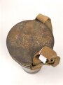 Frankreich 2. Weltkrieg, Gasmaske TC-38 mit Filter in Bereitschaftsbüchse mit Trageriemen, Originallack, ungereinigt