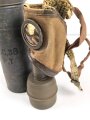 Frankreich 2. Weltkrieg, Gasmaske TC-38 mit Filter in Bereitschaftsbüchse mit Trageriemen, Originallack, ungereinigt