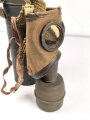 Frankreich 2. Weltkrieg, Gasmaske TC-38 mit Filter in Bereitschaftsbüchse mit Trageriemen, Originallack, ungereinigt