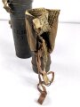 Frankreich 2. Weltkrieg, Gasmaske TC-38 mit Filter in Bereitschaftsbüchse mit Trageriemen, Originallack, ungereinigt