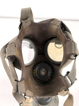 Tschechoslowakei 2. Weltkrieg, Gasmaske VZ35 mit Filter in gutem Zustand, datiert 1935