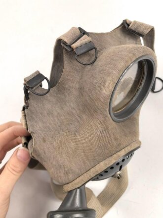 Tschechoslowakei 2. Weltkrieg, Gasmaske VZ35 mit Filter in gutem Zustand, datiert 1935