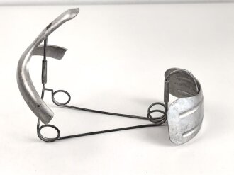 Deutschland nach 1945, Gasmaskenspanner aus Aluminium , datiert 1960