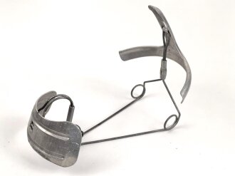 Deutschland nach 1945, Gasmaskenspanner aus Aluminium , datiert 1960