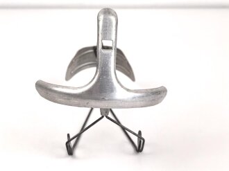 Deutschland nach 1945, Gasmaskenspanner aus Aluminium , datiert 1960