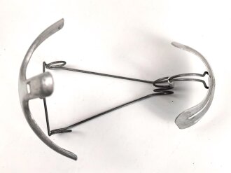 Deutschland nach 1945, Gasmaskenspanner aus Aluminium , datiert 1960